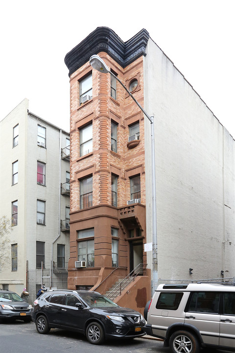 165 W 122nd St in New York, NY - Building Photo