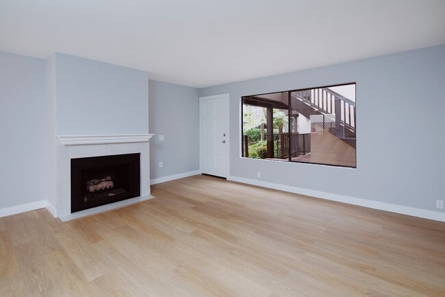 La Jolla West Wind in La Jolla, CA - Foto de edificio - Building Photo