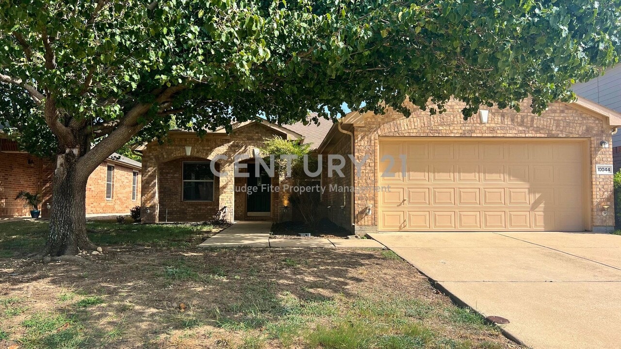 10044 Cougar Tr in Fort Worth, TX - Building Photo