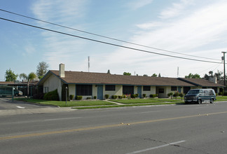 Dakota Villas in Fresno, CA - Building Photo - Building Photo