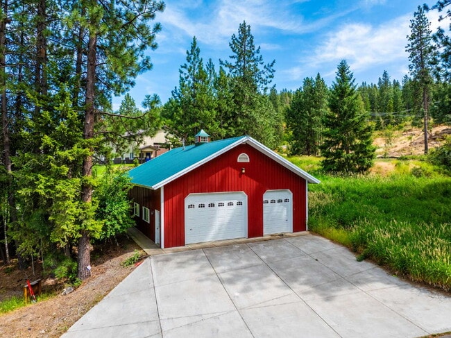 7335 W Otter Bay Rd in Coeur d'Alene, ID - Building Photo - Building Photo