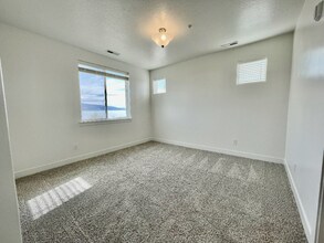 701 N 380 W in Vineyard, UT - Foto de edificio - Building Photo