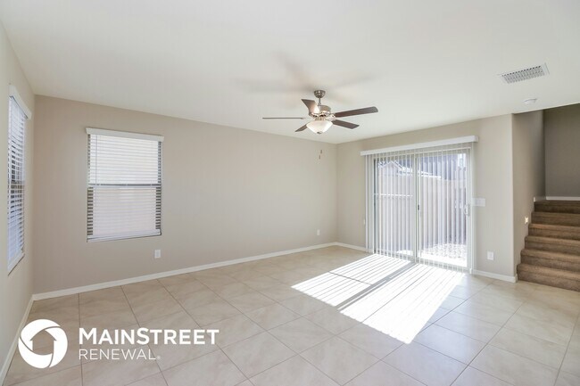 8221 W Albeniz Pl in Phoenix, AZ - Foto de edificio - Building Photo