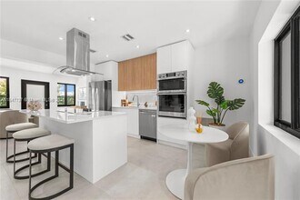 8246 NE 2nd Ct in Miami, FL - Foto de edificio - Building Photo