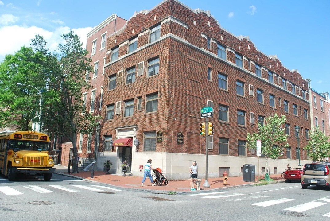 319 S 10th St in Philadelphia, PA - Building Photo