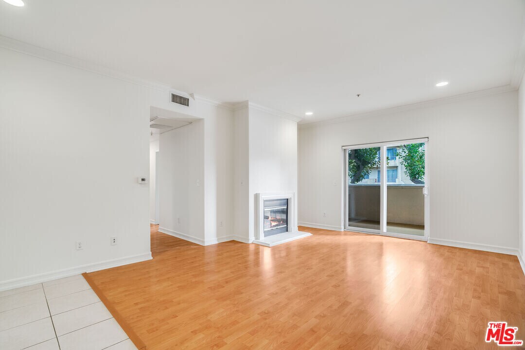 2335 S Bentley Ave in Los Angeles, CA - Building Photo