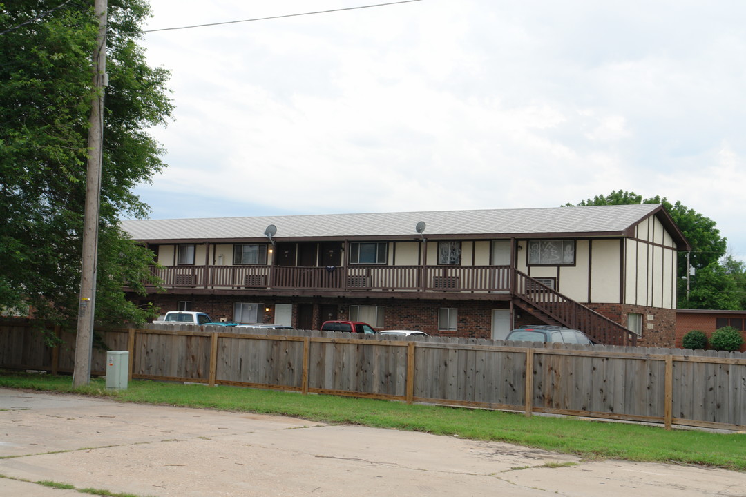 Coventry Apartments in Wichita, KS - Building Photo