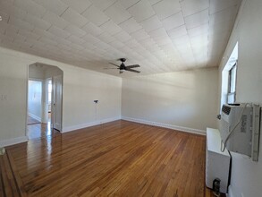 52-21-5279 79th St, Unit 2 in Elmhurst, NY - Foto de edificio - Building Photo