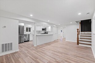 2221 W Winnemac Ave, Unit Garden in Chicago, IL - Building Photo