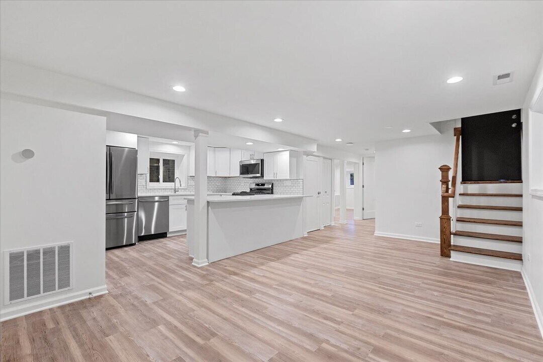 2221 W Winnemac Ave, Unit Garden in Chicago, IL - Building Photo