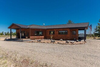 66966 Gist Rd in Bend, OR - Foto de edificio - Building Photo