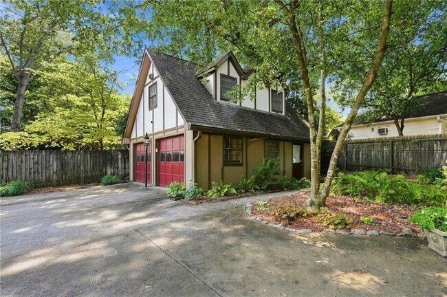 property at 826 Mentelle Dr NE