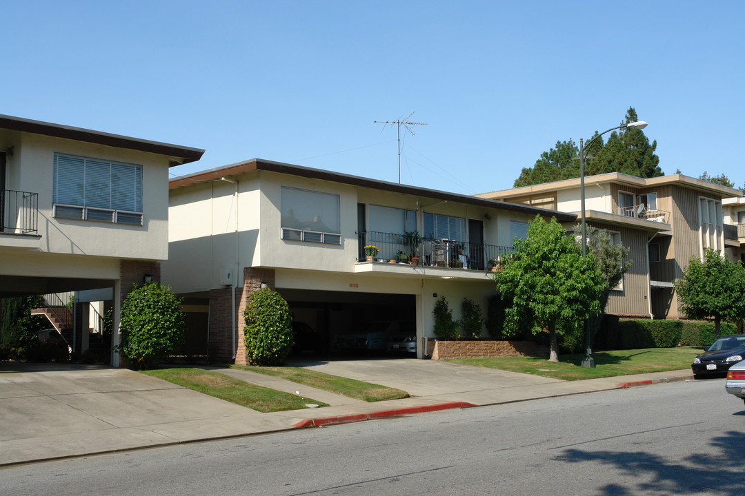 131 S Magnolia Ave in Millbrae, CA - Foto de edificio
