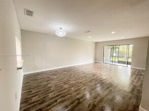 228 Lakeside Cir in Sunrise, FL - Building Photo - Building Photo