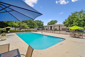 Royal Oaks of Pearland in Pearland, TX - Foto de edificio - Building Photo