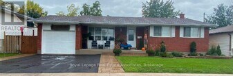 33 Laird Dr in St Catharines, ON - Building Photo