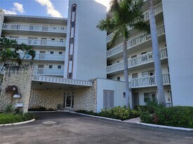 3181 S Ocean Dr in Hallandale Beach, FL - Building Photo