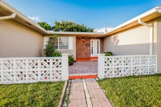 7891 NW 14th St in Pembroke Pines, FL - Building Photo - Building Photo