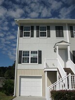 323 Laurel Oak Ln in Savannah, GA - Building Photo