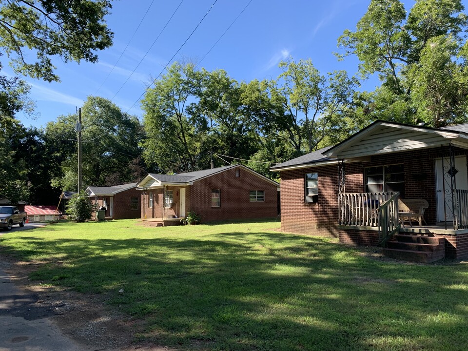 102 Baptist Ct in Greenwood, SC - Building Photo