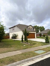 178 Amber Oak Dr in Kyle, TX - Foto de edificio - Building Photo