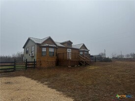 1451 Offermann Hill Rd in San Marcos, TX - Building Photo