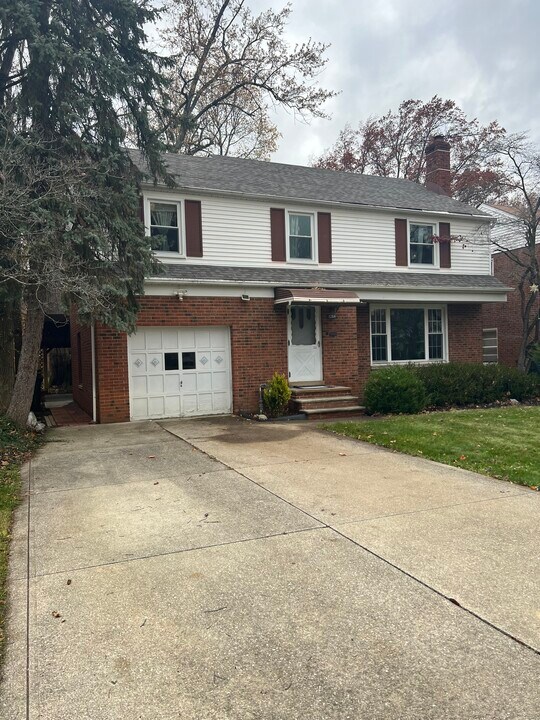 1264 Brainard Rd in Lyndhurst, OH - Building Photo