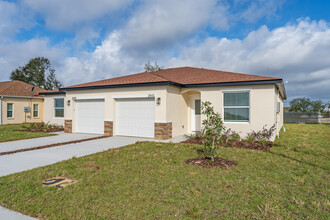 2543 Slim Haywood Ave in Tavares, FL - Foto de edificio - Building Photo