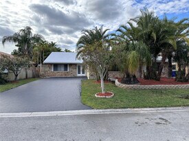676 NW 107th Ln in Coral Springs, FL - Building Photo