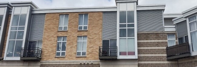 property at 2121 S Kinnickinnic Ave