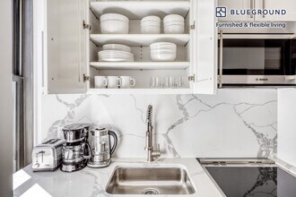 160 E 48th St in New York, NY - Building Photo - Building Photo