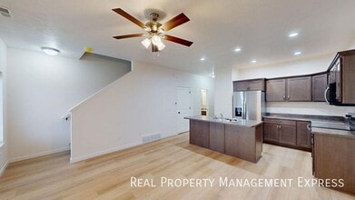 Charming 2-bedroom, 1.5-bathroom townhome in Sioux Falls, SD - Foto de edificio - Building Photo