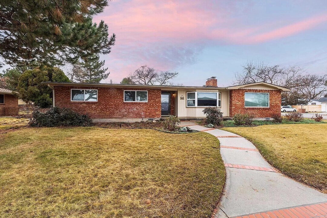 3411 W Hillcrest Dr in Boise, ID - Building Photo