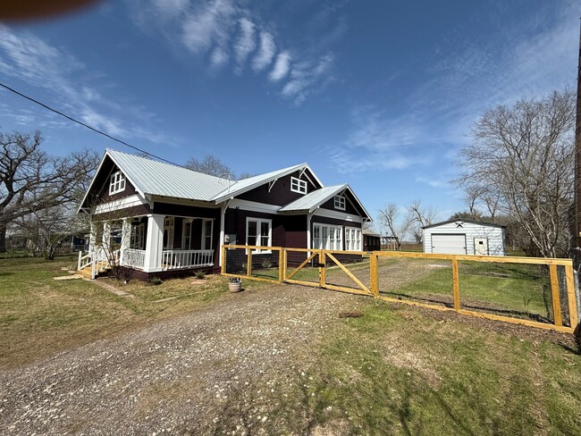 348 S Main St in Fentress, TX - Building Photo - Building Photo