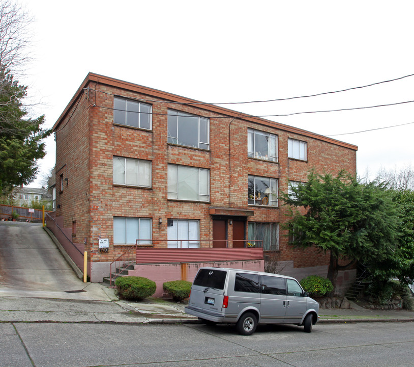 Highland Court in Seattle, WA - Building Photo