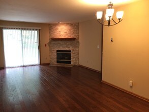 Maple Court Apartments in Hartland, WI - Building Photo - Building Photo