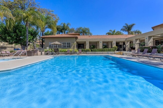 Villas Antonio Apartment Homes in Rancho Santa Margarita, CA - Foto de edificio - Building Photo