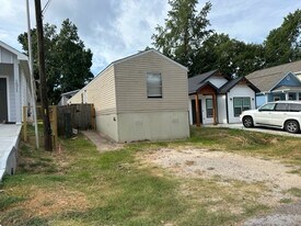16915 Balmoral St in Montgomery, TX - Building Photo