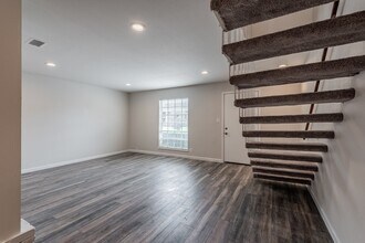 2121 Fountain View Dr in Houston, TX - Building Photo - Building Photo