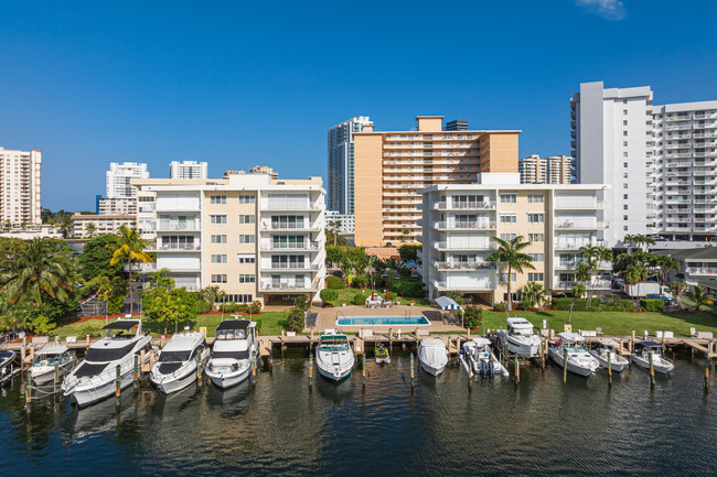 Golden Isles Towers in Hallandale Beach, FL - Building Photo - Building Photo