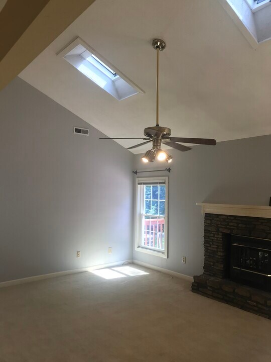 8734 Lantern Lite Pkwy in Louisville, KY - Foto de edificio