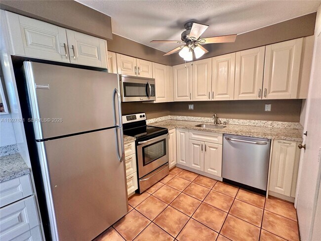 1824 Monroe St in Hollywood, FL - Foto de edificio - Building Photo