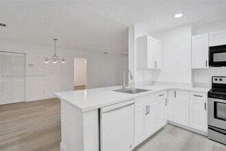 3633 NW 94th Ave in Sunrise, FL - Building Photo - Building Photo