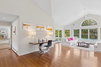 8 Niamogue Ln in Quogue, NY - Building Photo - Building Photo