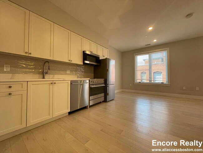 198 Green St, Unit 402 in Boston, MA - Foto de edificio - Building Photo