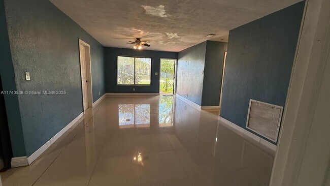 1321 NW 50th Ave-Unit -A in Lauderhill, FL - Foto de edificio - Building Photo