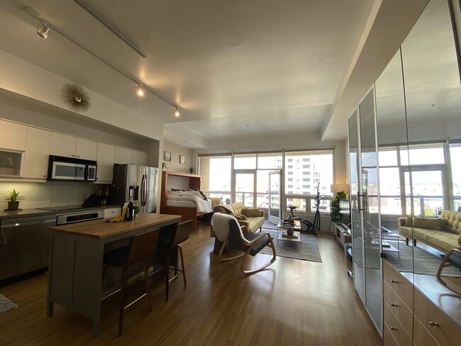 350 W Ash St, Unit Little Italy with Parking in San Diego, CA - Building Photo - Building Photo