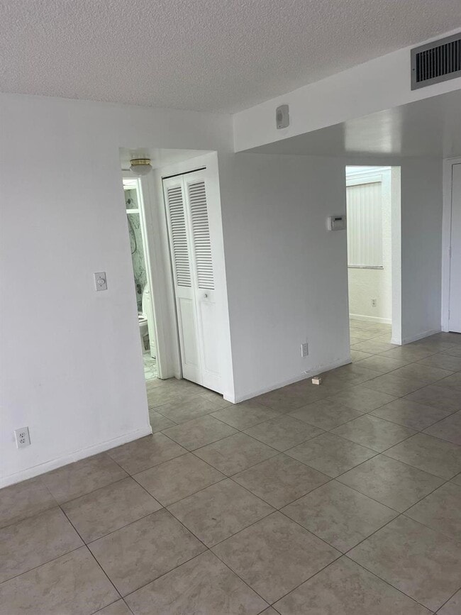 6301 N University Dr, Unit 310 in Tamarac, FL - Foto de edificio - Building Photo