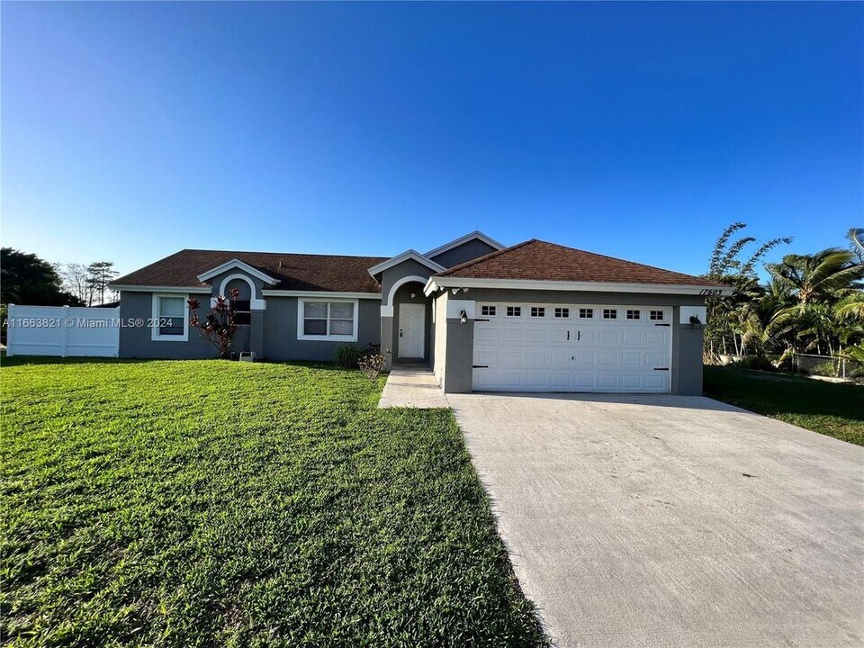 17603 93rd Rd N in Westlake, FL - Building Photo