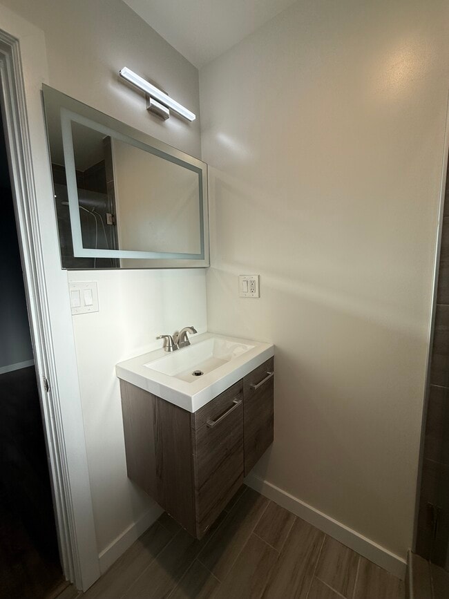 17549 Blythe St in Los Angeles, CA - Building Photo - Building Photo